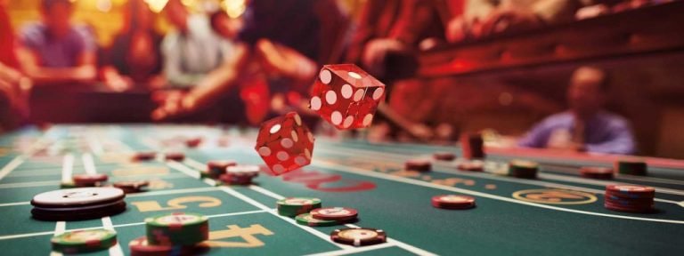 Tim stasiunplay di pusat operasi dengan layar monitor menampilkan meja kasino live-dealer dan data pemain